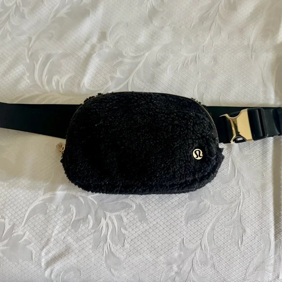 Lululemon Sherpa belt bag - Picture 5 of 5